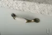 TULIP Gomb Gipa óarany/fehér porcelán + csavarok